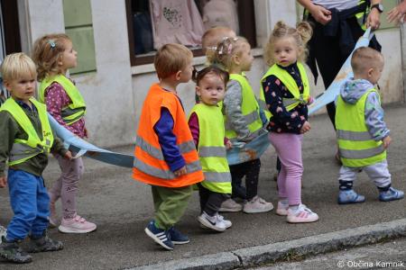 Otroci kamniških šol in vrtcev rajali na Glavnem trgu in se učili o trajnostni mobilnosti (78)